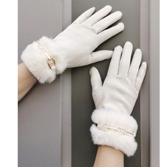 Luxe Vegan Fur Chain Decor Touchscreen Compatible Gloves - Picture 6 of 7